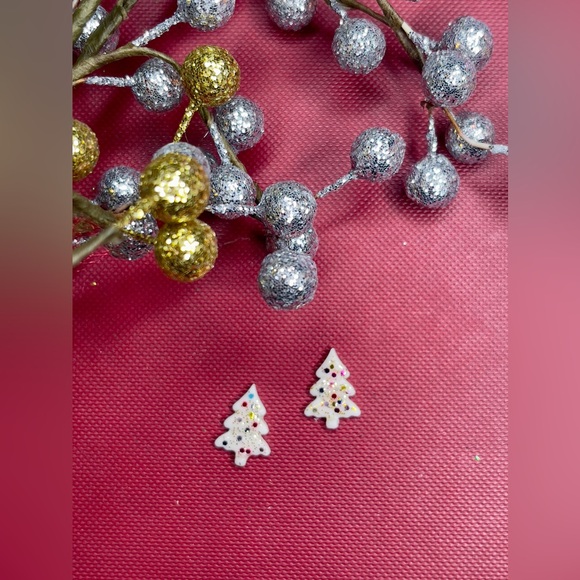 White Christmas Tree 🎄 Earrings Studs w/ Gift Box - Picture 1 of 5
